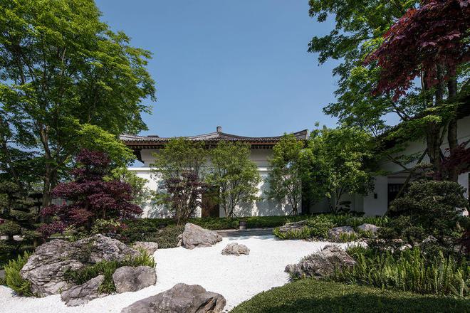 別墅庭院設(shè)計(jì)過(guò)程中，置石的常見(jiàn)擺放方法有哪些類型?