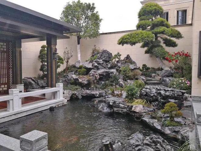 別墅庭院景觀石，寓意醇厚，淳樸而穩(wěn)重，淬煉風雨滄桑