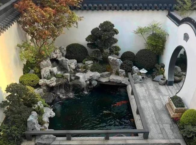 別墅庭院錦鯉魚(yú)池，將心之向往和追求照進(jìn)現(xiàn)實(shí)生活