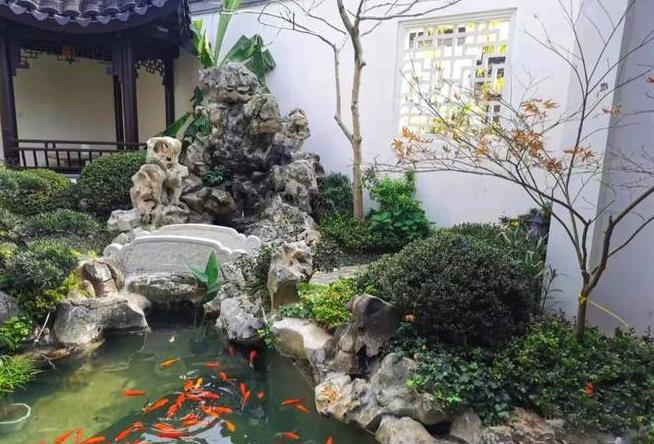 別墅庭院錦鯉魚池設(shè)計(jì)必須需要注意哪些基本要素?
