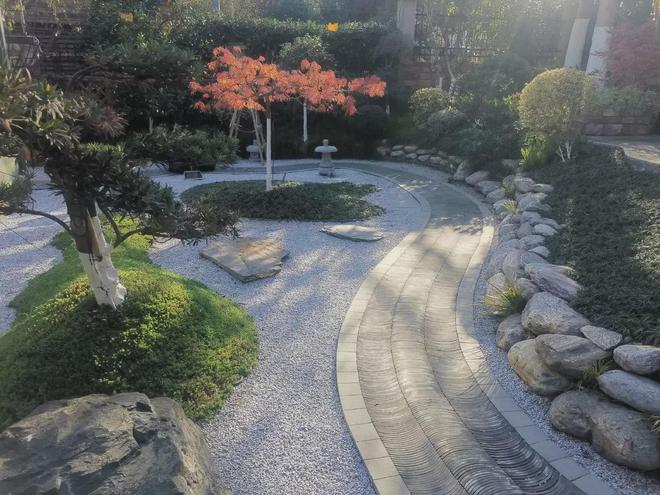 瓦片鋪裝的庭院園路